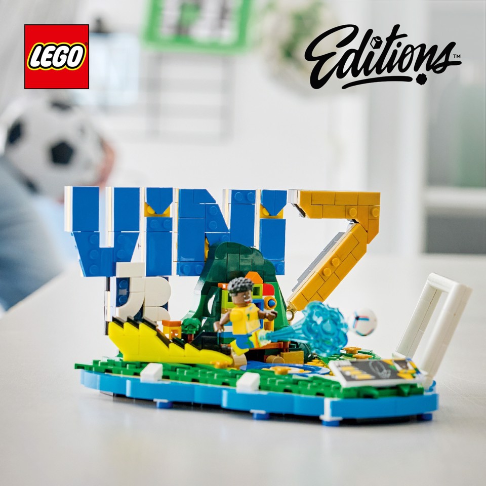 LEGO Editions 43027 Vini Jr. – Highlights Calcistici, Giocattolo 3D da Esposizione con Minifigure da Collezione, Regalo 10+