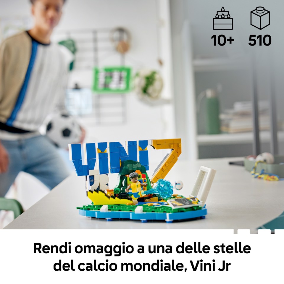 LEGO Editions 43027 Vini Jr. – Highlights Calcistici, Giocattolo 3D da Esposizione con Minifigure da Collezione, Regalo 10+
