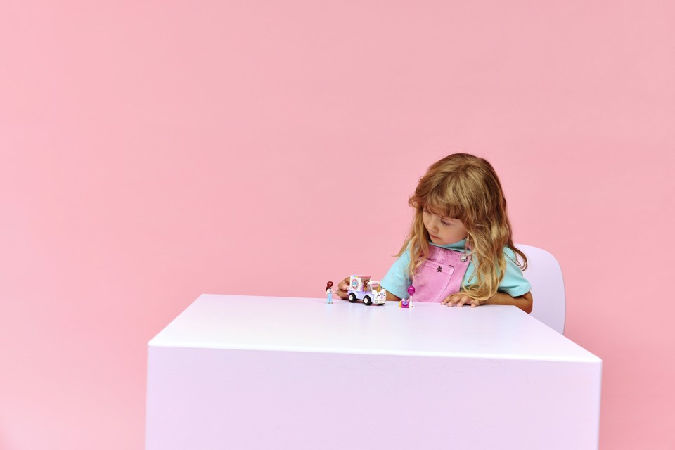 LEGO Friends 42675 Auto-Unicorno per la Consegna di Torte, Gioco Didattico con 2 Mini Bamboline e Accessori per Bambine da 4+
