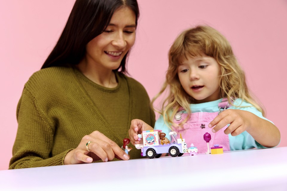 LEGO Friends 42675 Auto-Unicorno per la Consegna di Torte, Gioco Didattico con 2 Mini Bamboline e Accessori per Bambine da 4+