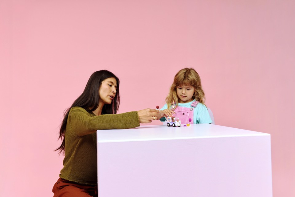 LEGO Friends 42675 Auto-Unicorno per la Consegna di Torte, Gioco Didattico con 2 Mini Bamboline e Accessori per Bambine da 4+