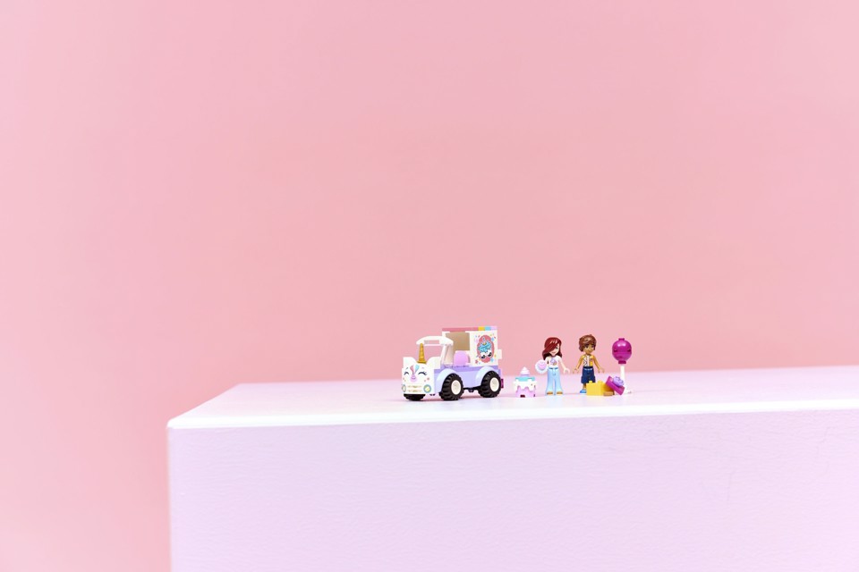 LEGO Friends 42675 Auto-Unicorno per la Consegna di Torte, Gioco Didattico con 2 Mini Bamboline e Accessori per Bambine da 4+