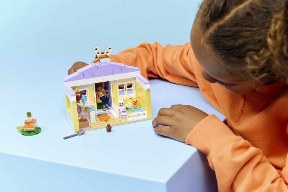 LEGO Friends 42679 Hotel dei Conigli di Heartlake City, Casa Giocattolo con 2 Mini Bamboline, 2 Animali, Accessori, Regalo 5+