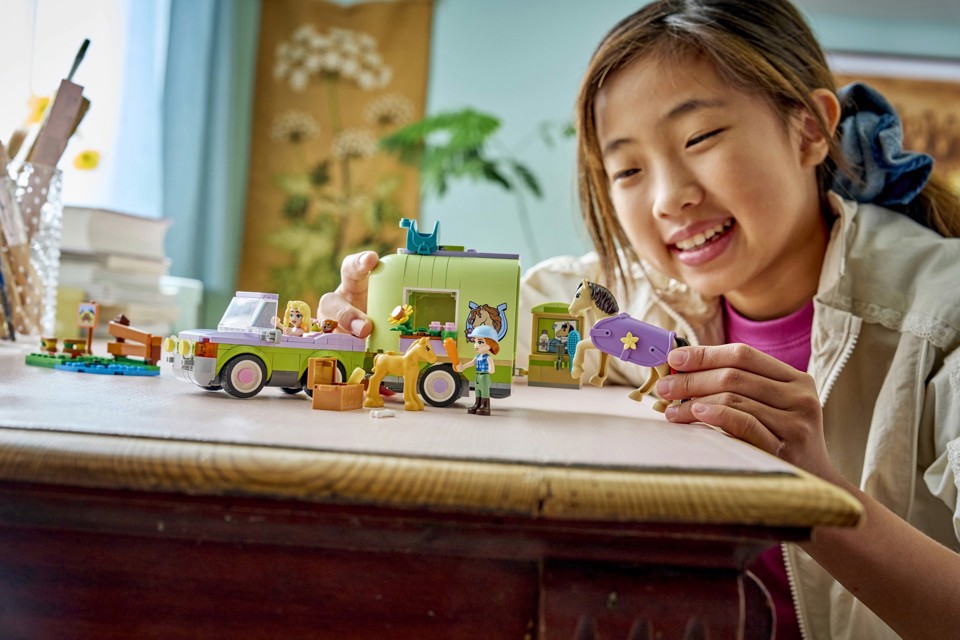 LEGO Friends 42695 Rimorchio per Cavallo e Puledro