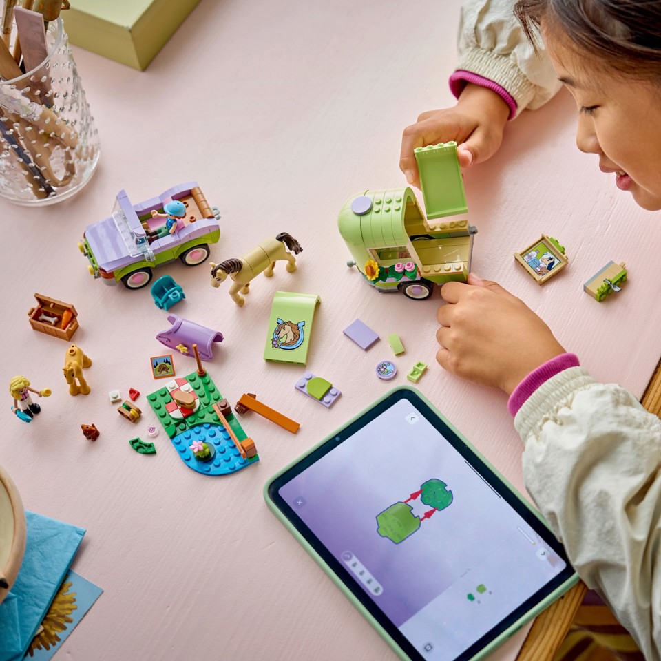 LEGO Friends 42695 Rimorchio per Cavallo e Puledro