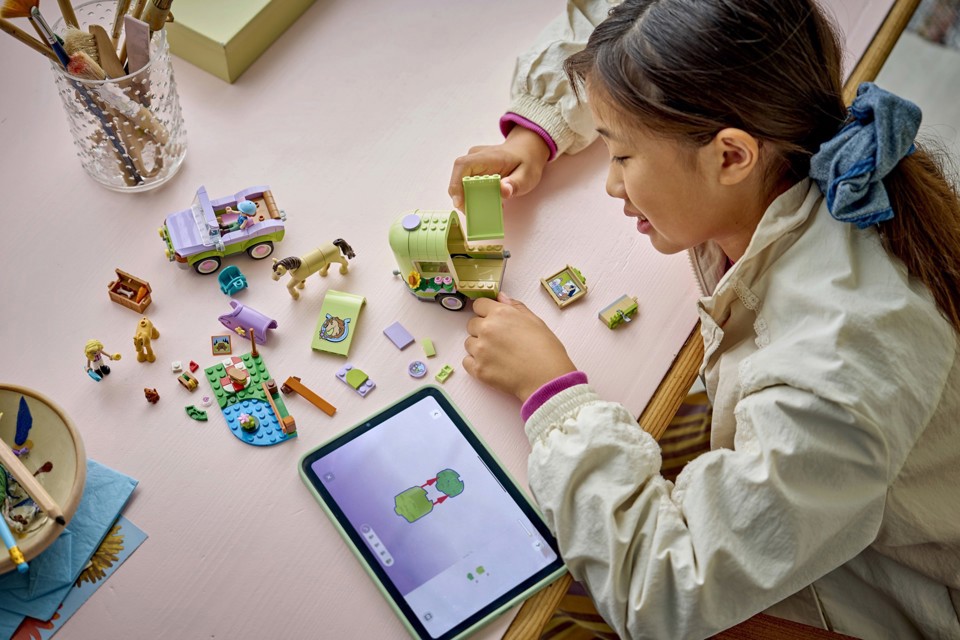 LEGO Friends 42695 Rimorchio per Cavallo e Puledro
