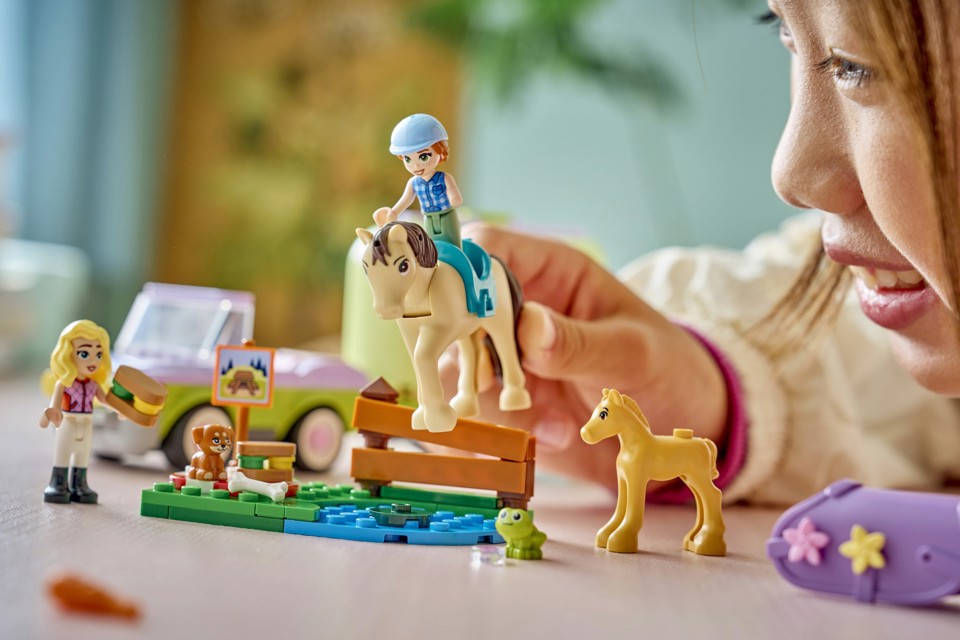 LEGO Friends 42695 Rimorchio per Cavallo e Puledro, con Cavallo Giocattolo, Pony, Accessori, Auto, 2 Mini Bamboline, Regalo 7+