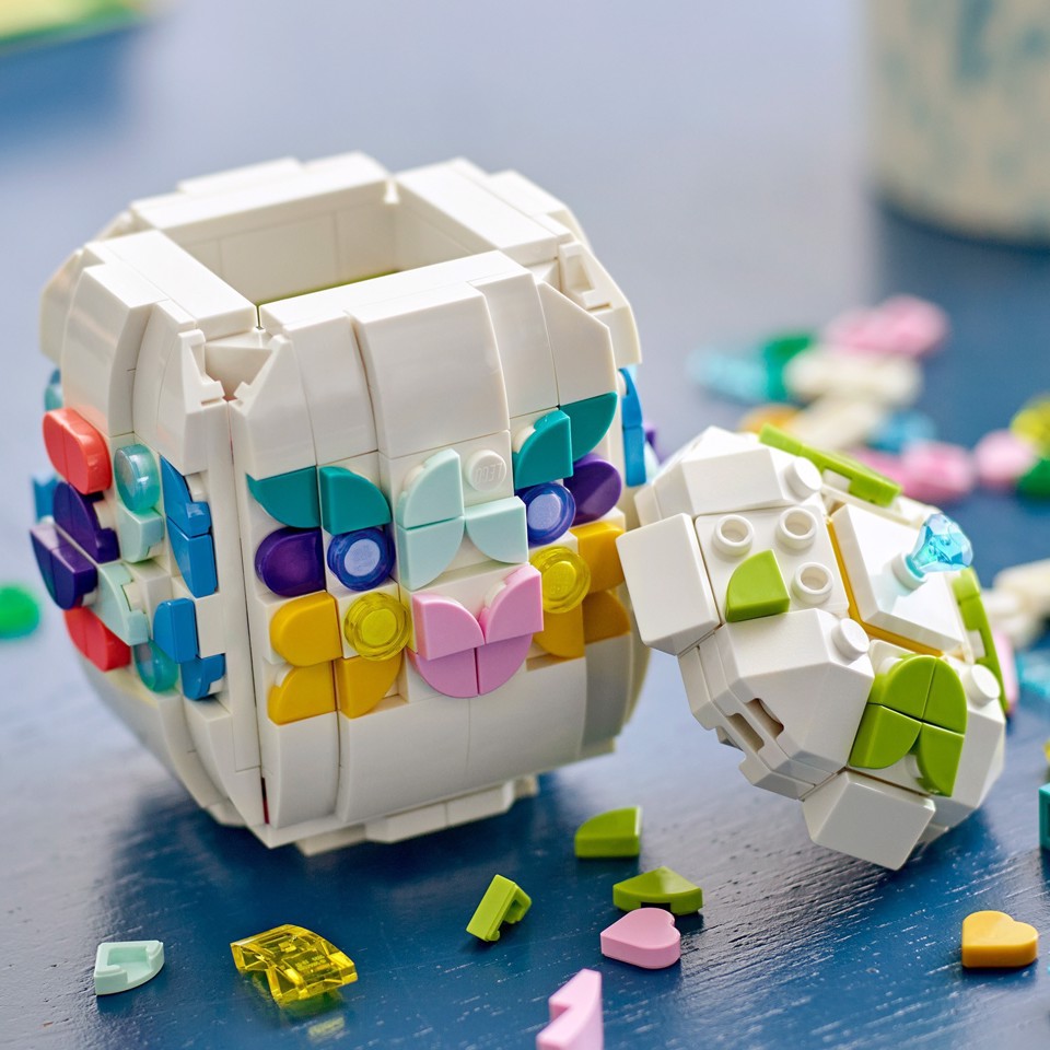 LEGO Iconic 40816 Uovo di Pasqua Decorativo, Decorazione Pasquale Giocattolo con Elementi Colorati, Regalo Arti e Mestieri 9+ Anni