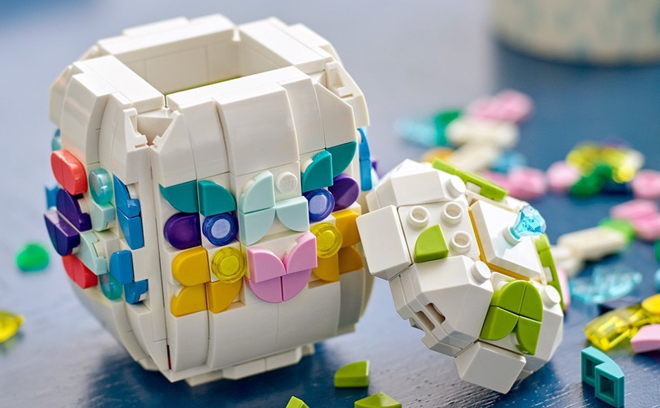 LEGO Iconic 40816 Uovo di Pasqua Decorativo, Decorazione Pasquale Giocattolo con Elementi Colorati, Regalo Arti e Mestieri 9+ Anni