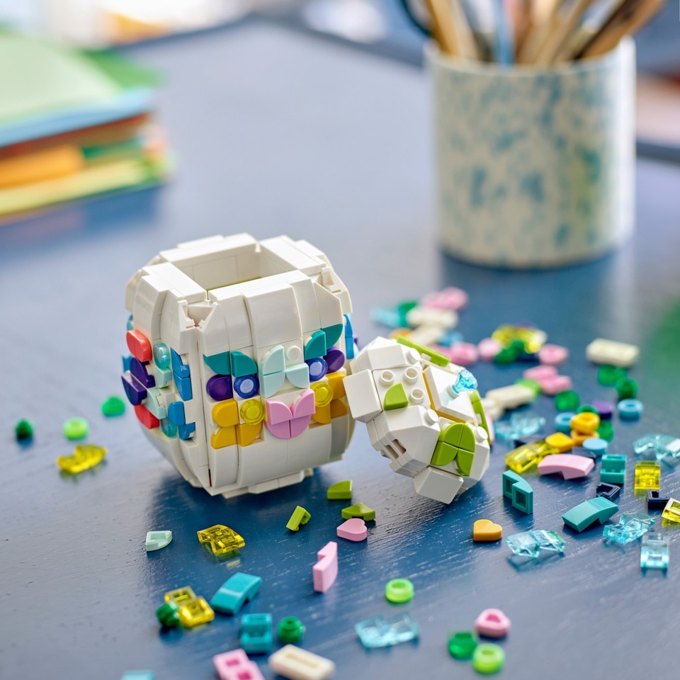 LEGO Iconic 40816 Uovo di Pasqua Decorativo, Decorazione Pasquale Giocattolo con Elementi Colorati, Regalo Arti e Mestieri 9+ Anni