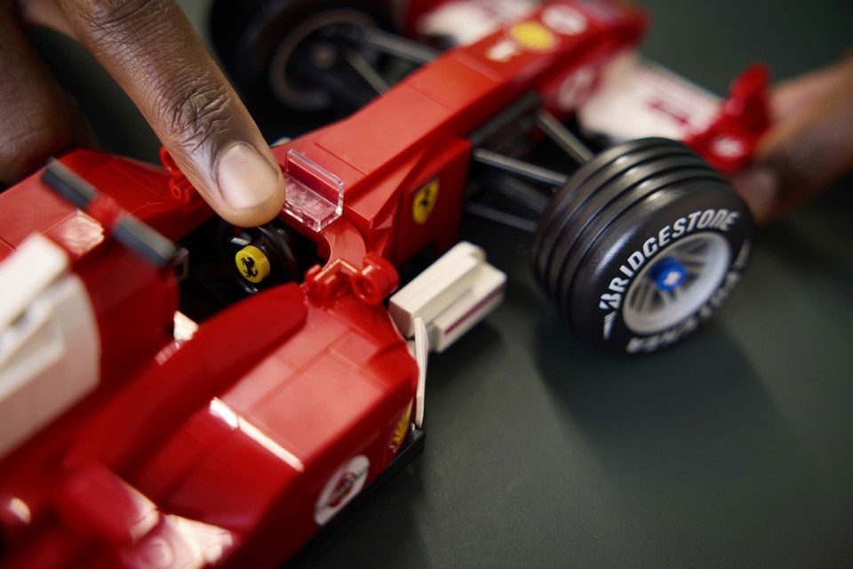 LEGO ICONS 11375 Ferrari F2004 e Michael Schumacher