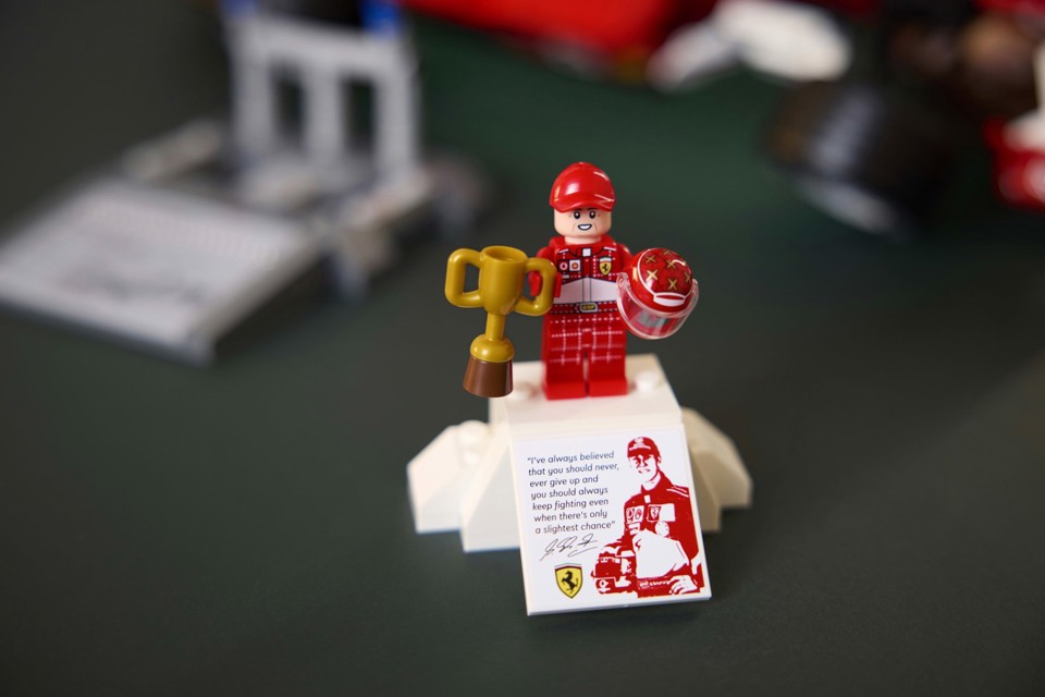 LEGO ICONS 11375 Ferrari F2004 e Michael Schumacher