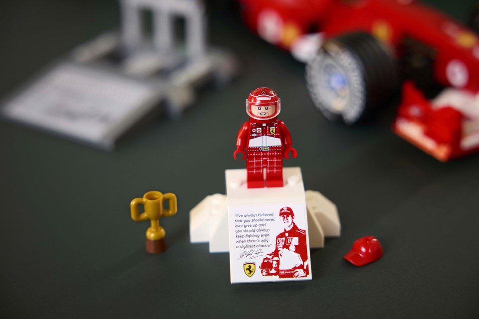 LEGO ICONS 11375 Ferrari F2004 e Michael Schumacher