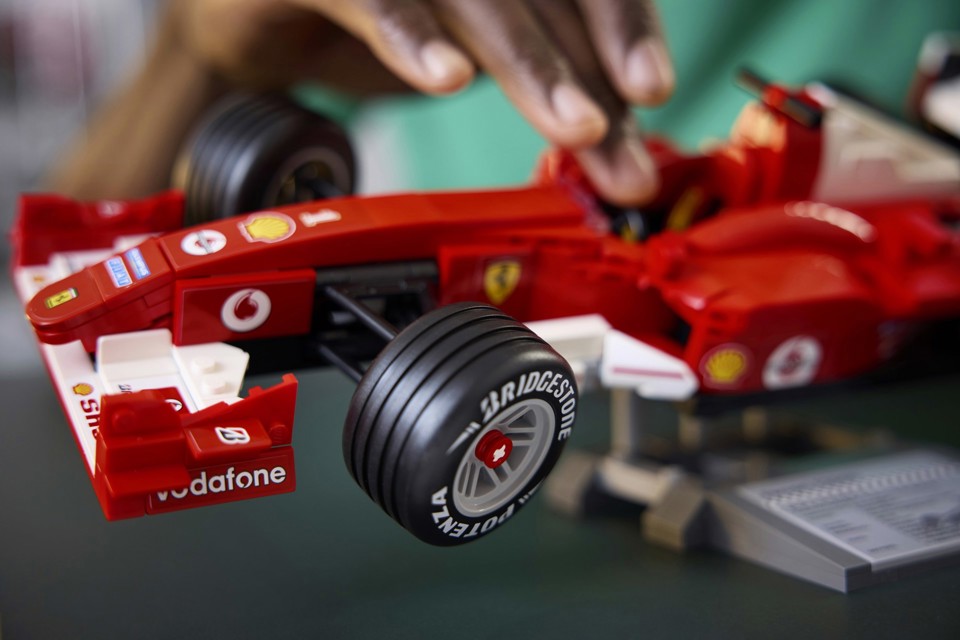 LEGO ICONS 11375 Ferrari F2004 e Michael Schumacher