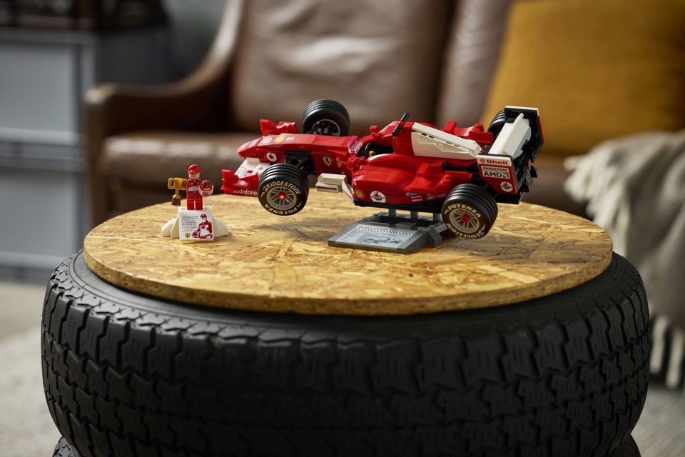 LEGO ICONS 11375 Ferrari F2004 e Michael Schumacher