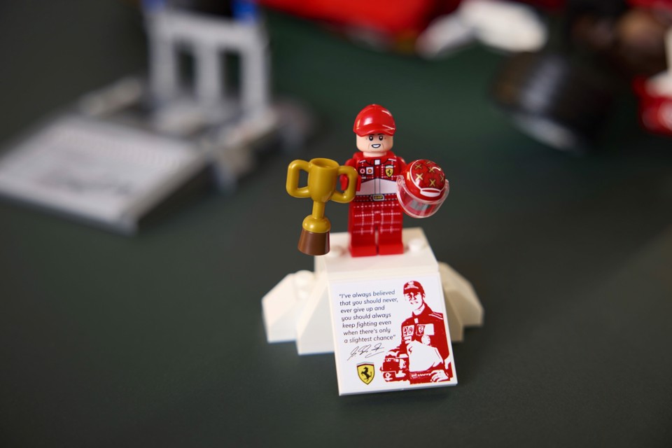 LEGO ICONS 11375 Ferrari F2004 e Michael Schumacher, Modello di Auto F1 per Adulti, Regalo per i Fan degli Sport Motoristici