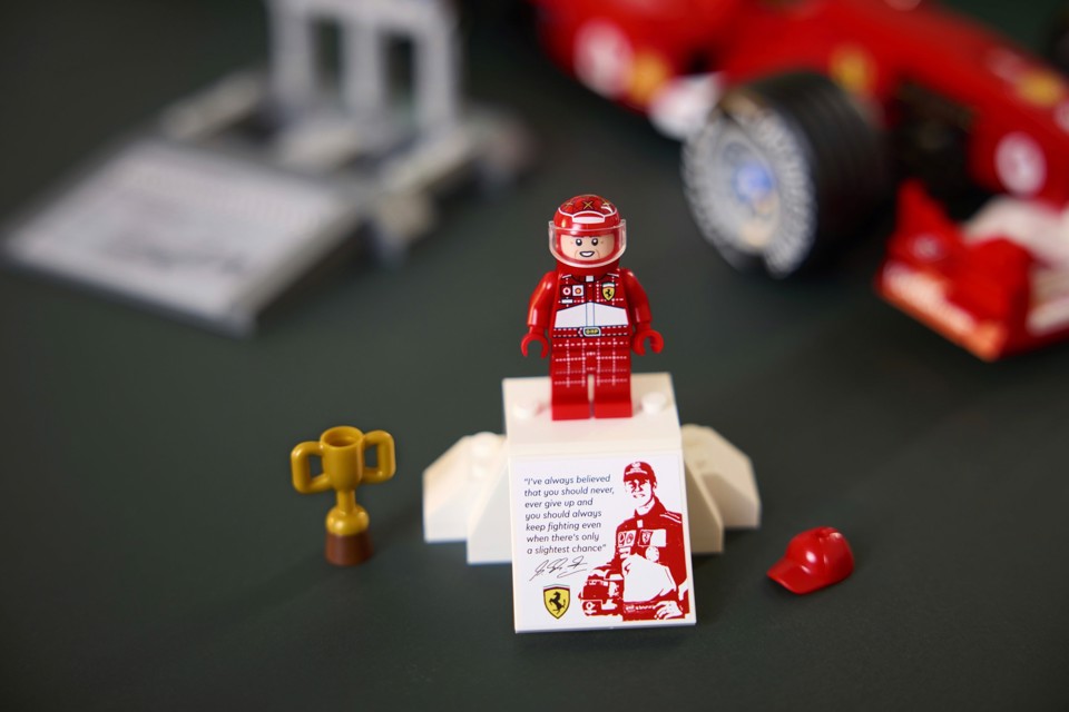 LEGO ICONS 11375 Ferrari F2004 e Michael Schumacher, Modello di Auto F1 per Adulti, Regalo per i Fan degli Sport Motoristici
