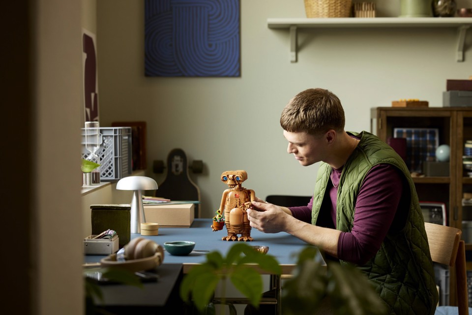 LEGO Ideas 21370 E.T. the Extra-Terrestrial, Kit Modellismo per Adulti con Figura Aliena, Fiori Finti e Mattoncino Luminoso