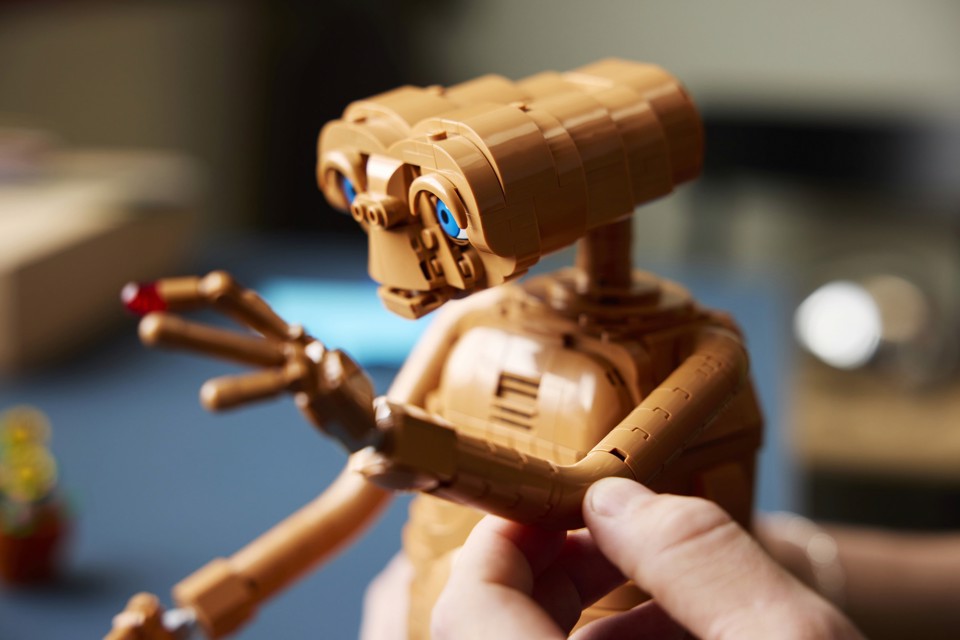 LEGO Ideas 21370 E.T. the Extra-Terrestrial, Kit Modellismo per Adulti con Figura Aliena, Fiori Finti e Mattoncino Luminoso