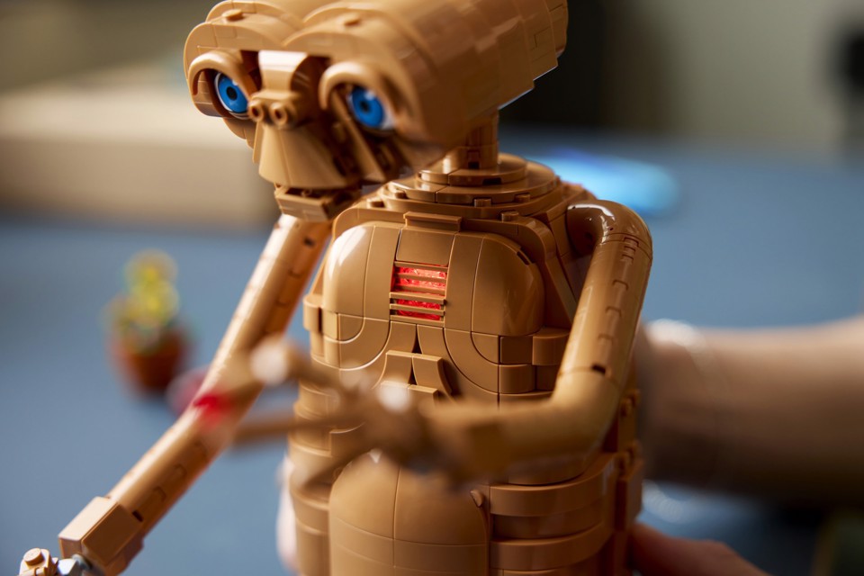 LEGO Ideas 21370 E.T. the Extra-Terrestrial, Kit Modellismo per Adulti con Figura Aliena, Fiori Finti e Mattoncino Luminoso