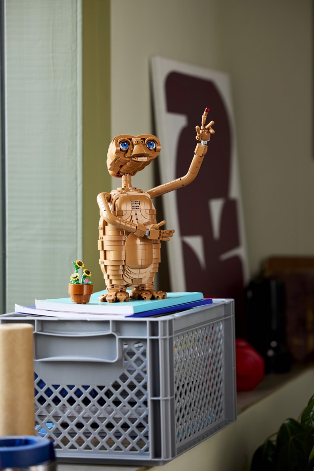 LEGO Ideas 21370 E.T. the Extra-Terrestrial, Kit Modellismo per Adulti con Figura Aliena, Fiori Finti e Mattoncino Luminoso