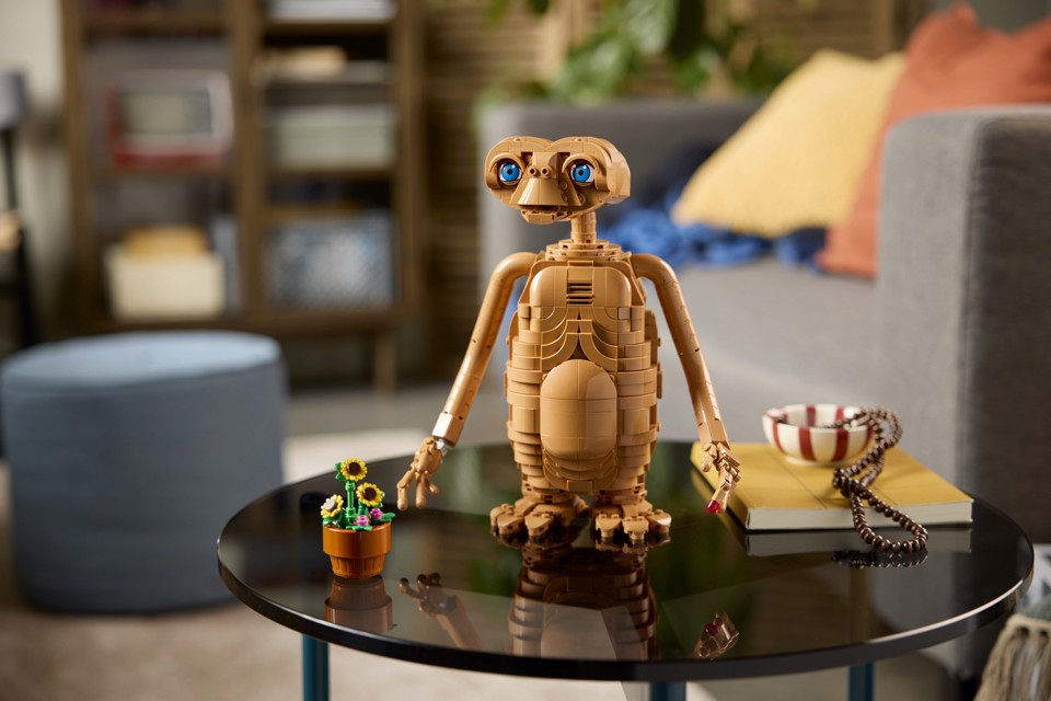 LEGO Ideas 21370 E.T. the Extra-Terrestrial, Kit Modellismo per Adulti con Figura Aliena, Fiori Finti e Mattoncino Luminoso