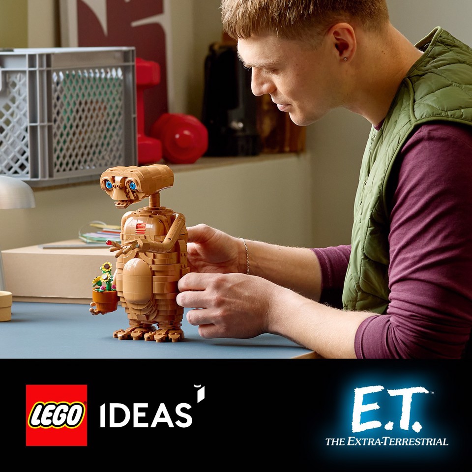 LEGO Ideas 21370 E.T. the Extra-Terrestrial, Kit Modellismo per Adulti con Figura Aliena, Fiori Finti e Mattoncino Luminoso