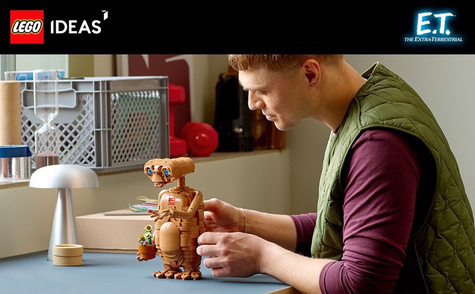 LEGO Ideas 21370 E.T. the Extra-Terrestrial, Kit Modellismo per Adulti con Figura Aliena, Fiori Finti e Mattoncino Luminoso