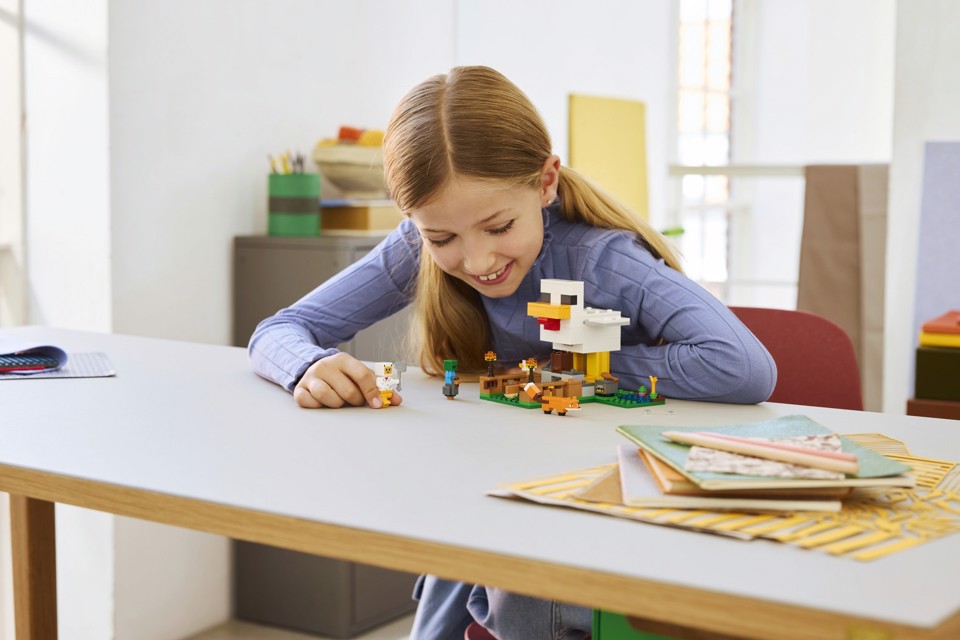 LEGO Minecraft 21585 Fattoria di Galline, Giocattolo da Costruire con Minifigure e Mob, Regalo per Gamer, Bambini e Bambine 7+
