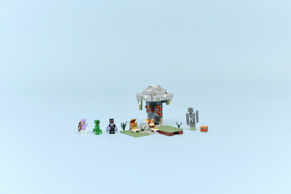 LEGO Minecraft 21586 Giardino Pallido, Bioma in Miniatura con Minifigure e Mob, Regalo per Gamer, Bambini e Bambine 7+ Anni