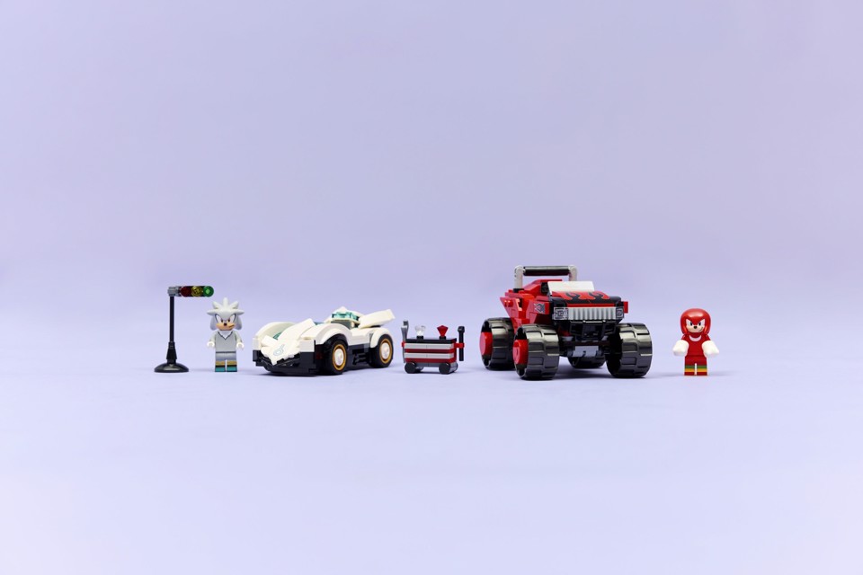 LEGO Sonic the Hedgehog 77118 Auto di Silver vs. Monster Truck di Knuckles, Giocattolo con 2 Minifigure, Regalo per Gamer 8+
