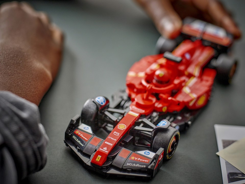 LEGO Speed Champions 77242 Auto da Corsa Ferrari F1 SF-24 Giocattolo da Collezione con Minifigure Formula 1 per Bambini 10+