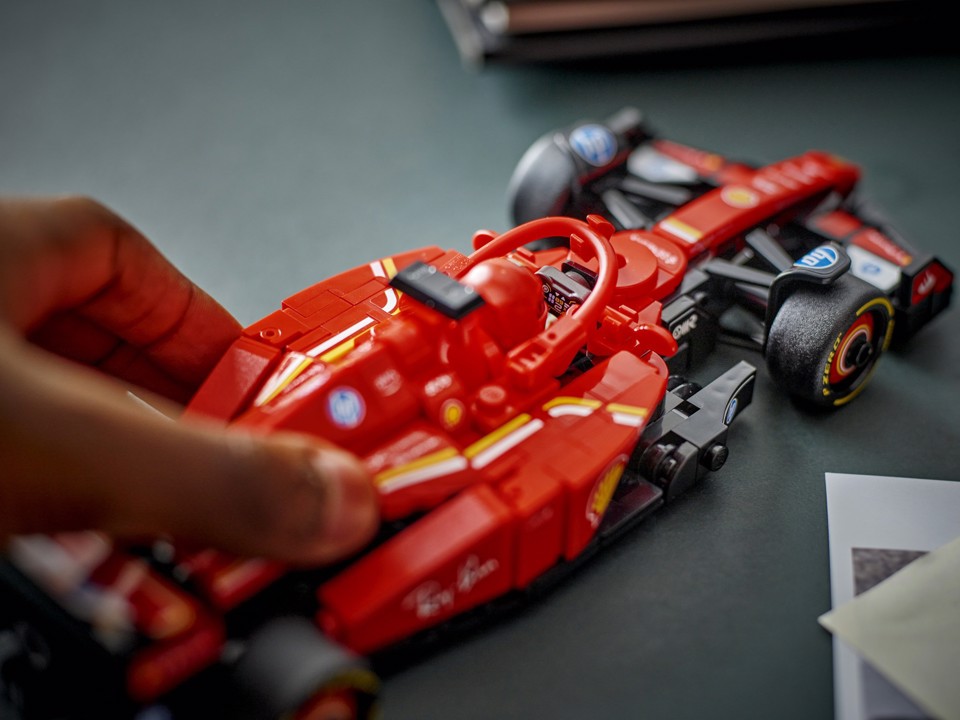 LEGO Speed Champions 77242 Auto da Corsa Ferrari F1 SF-24 Giocattolo da Collezione con Minifigure Formula 1 per Bambini 10+