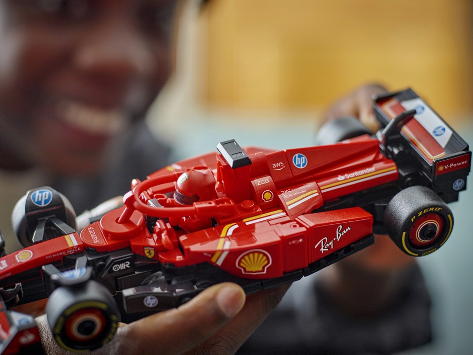 LEGO Speed Champions 77242 Auto da Corsa Ferrari F1 SF-24 Giocattolo da Collezione con Minifigure Formula 1 per Bambini 10+