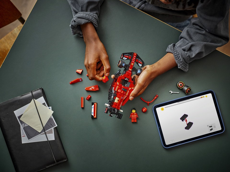 LEGO Speed Champions 77242 Auto da Corsa Ferrari F1 SF-24 Giocattolo da Collezione con Minifigure Formula 1 per Bambini 10+