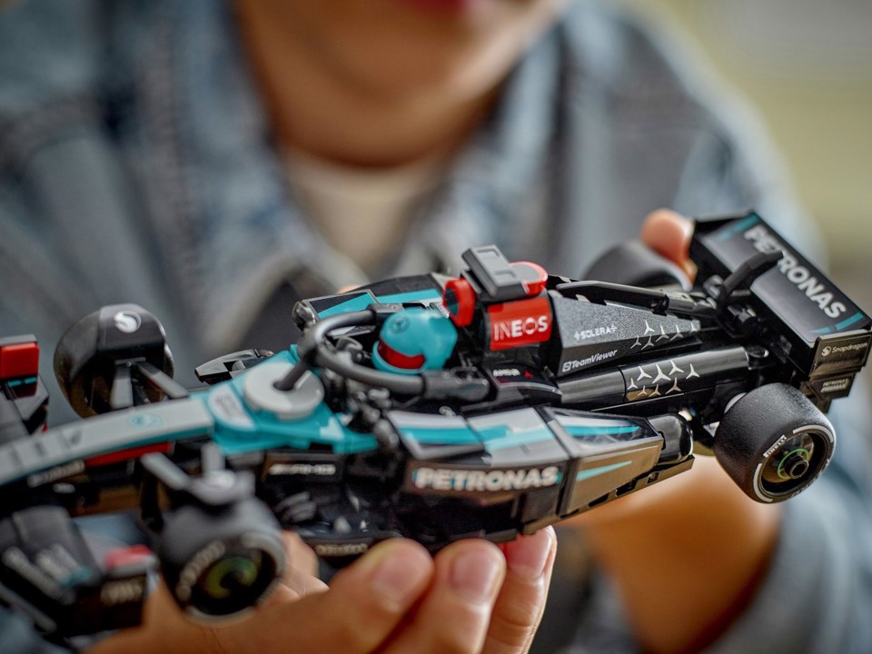 LEGO Speed Champions 77244 Auto da Corsa Mercedes-AMG PETRONAS F1 W 15