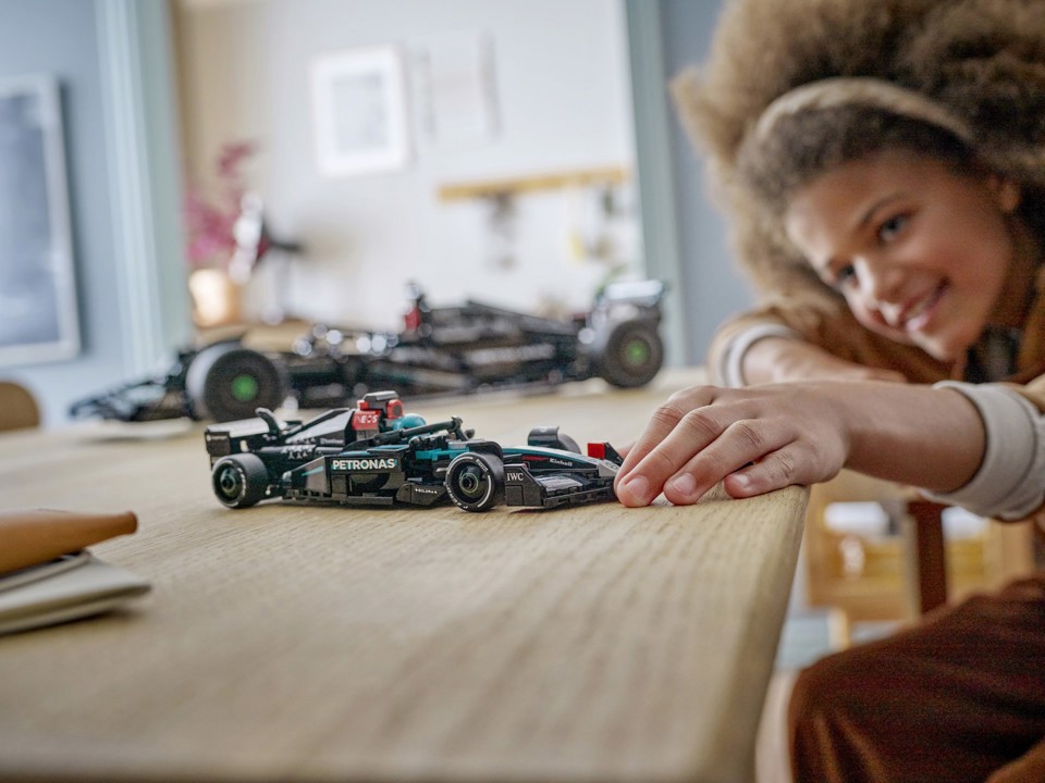 LEGO Speed Champions 77244 Auto da Corsa Mercedes-AMG PETRONAS F1 W 15