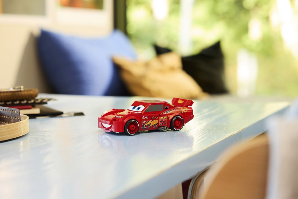 LEGO Speed Champions 77255 Saetta McQueen, Macchina Giocattolo da Collezione, Idea Regalo Disney per Fan del Film Pixar Cars