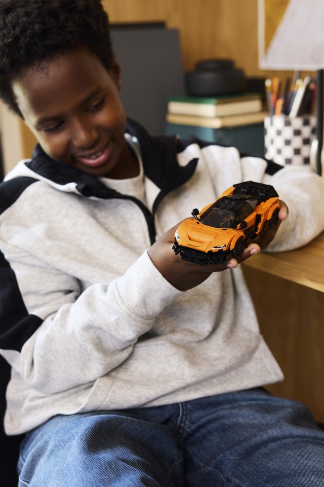 LEGO Speed Champions 77257 McLaren W1 Macchina Giocattolo con Minifigure da Collezione, Regalo di Compleanno Bambini da 9+
