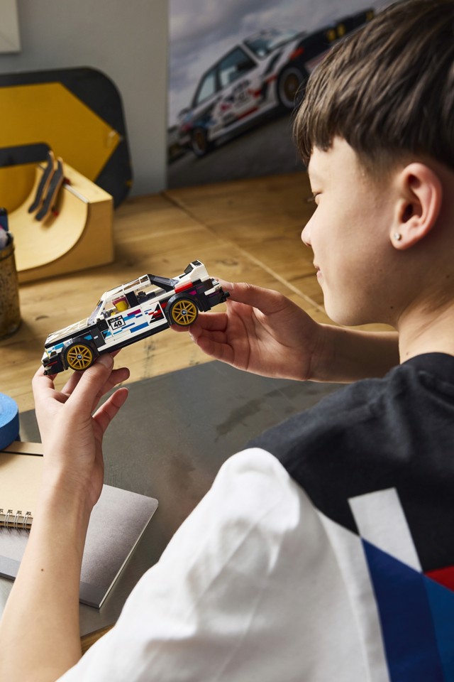 LEGO Speed Champions 77263 BMW M3 (E30), Macchina Giocattolo con Minifigure da Collezione, Regalo per Bambini e Fan da 9 Anni