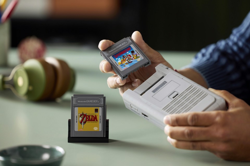LEGO Super Mario 72046 Game Boy, Kit di Modellismo per Adulti Nintendo con 2 Cartucce e Stand, Regalo per Fan dei Videogiochi