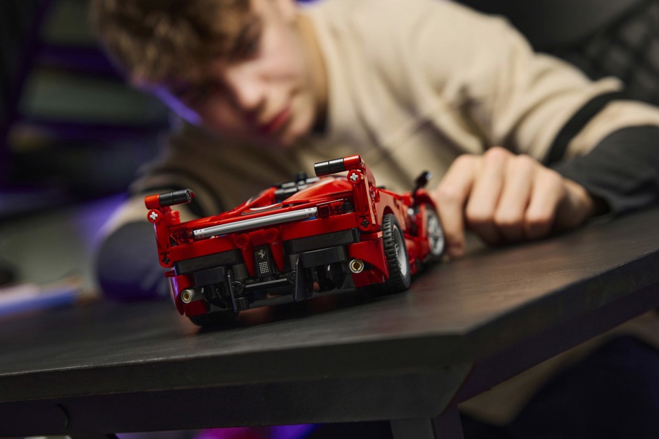 LEGO Technic 42212 Ferrari FXX K, Motore V12 con Pistoni Mobili