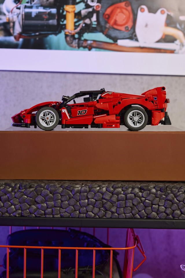 LEGO Technic 42212 Ferrari FXX K, Motore V12 con Pistoni Mobili