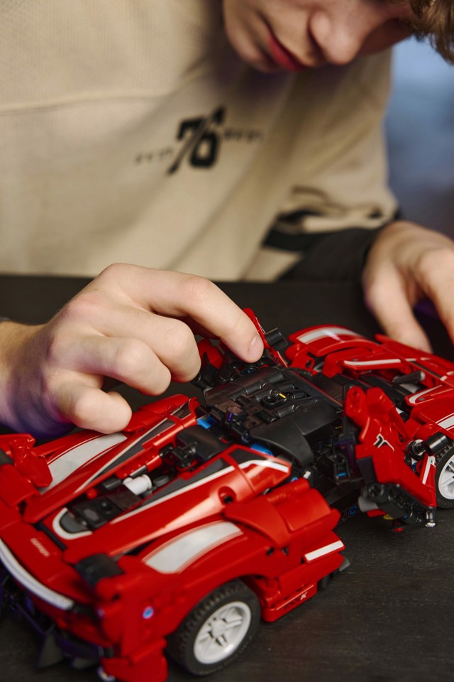 LEGO Technic 42212 Ferrari FXX K, Motore V12 con Pistoni Mobili