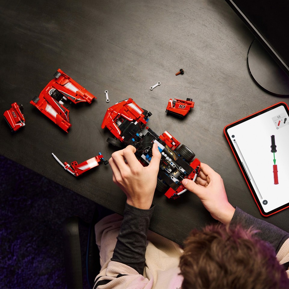 LEGO Technic 42212 Ferrari FXX K, Motore V12 con Pistoni Mobili
