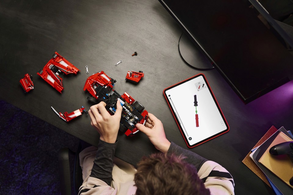 LEGO Technic 42212 Ferrari FXX K, Motore V12 con Pistoni Mobili