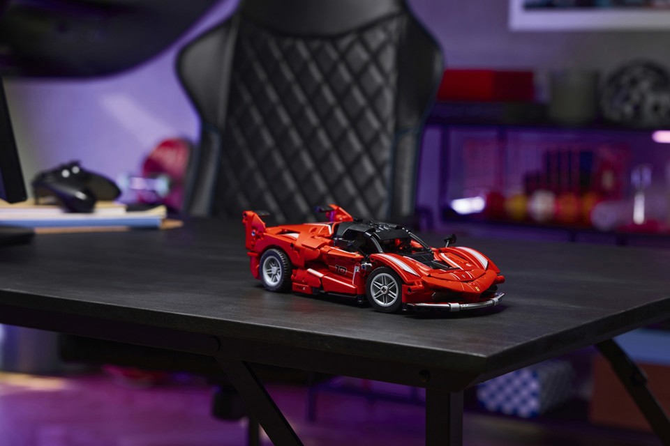 LEGO Technic 42212 Ferrari FXX K, Motore V12 con Pistoni Mobili