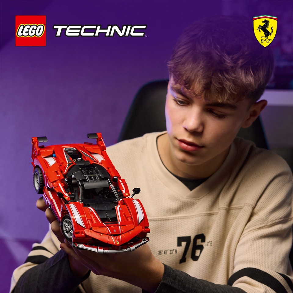 LEGO Technic 42212 Ferrari FXX K, Motore V12 con Pistoni Mobili