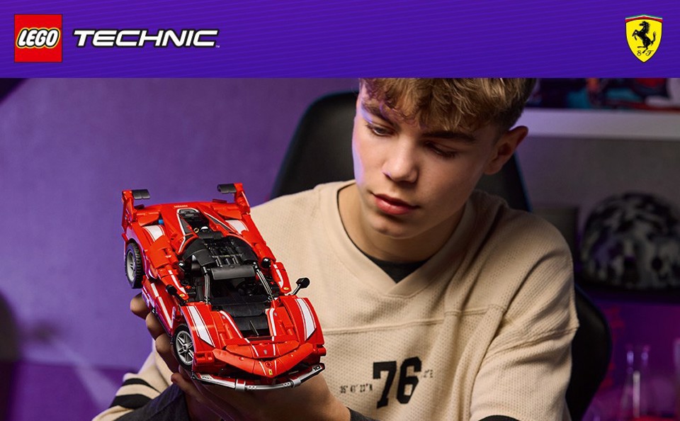 LEGO Technic 42212 Ferrari FXX K, Motore V12 con Pistoni Mobili