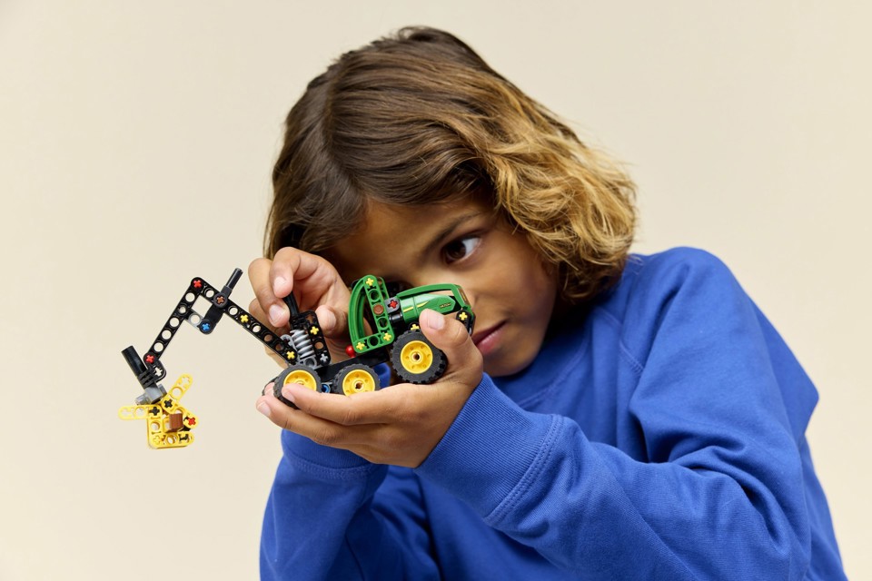 LEGO Technic 42218 Mietitrebbia Gommato John Deere 1470H, Veicolo Giocattolo da Cantiere, Braccio Rotante e Pinza, Regalo 7+